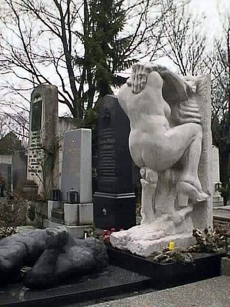 Подборка необычных надгробий (20 фото)