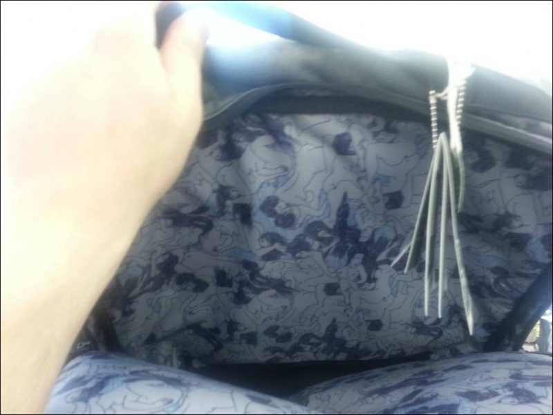 Необычный сюрприз обычного детского рюкзака (5 фото)