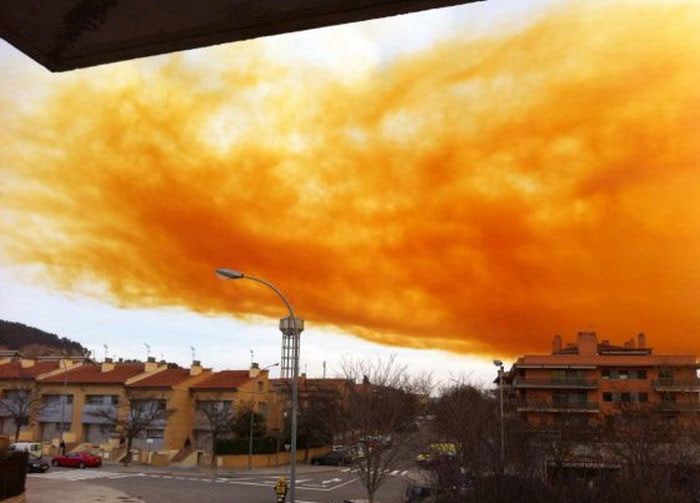 Оранжевые облака над Каталонией (22 фото)