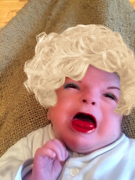 Младенец под макияжем