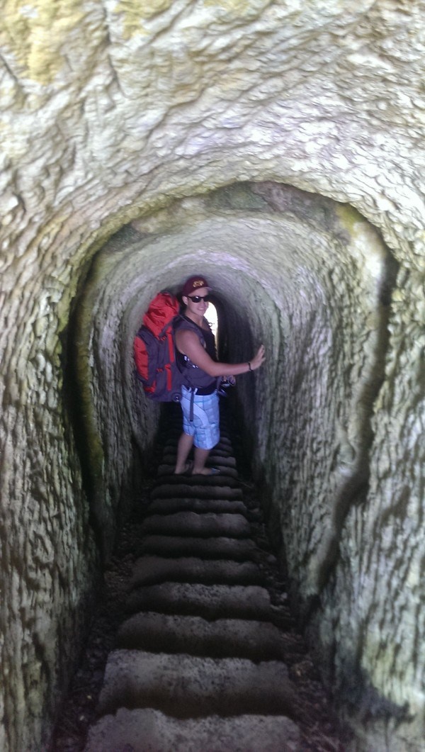 Необычный тоннель, ведущий на уединный пляж