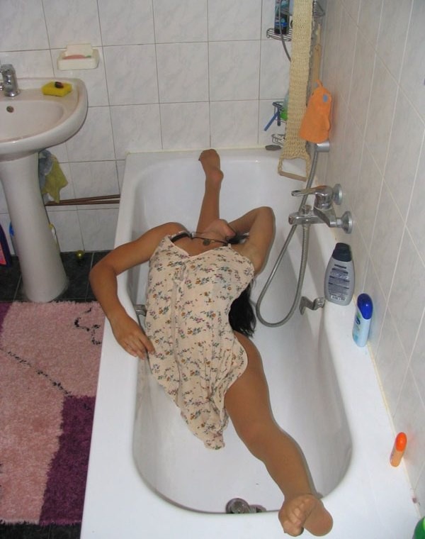 Мамаша залазит в ванну фото