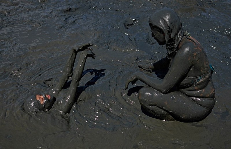 Карнавал грязи в Бразилии (20 фото)