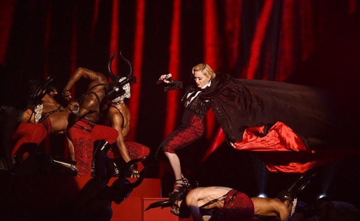 Падение Мадонны на церемонии вручения Brit Awards (7 фото и 1 видео)
