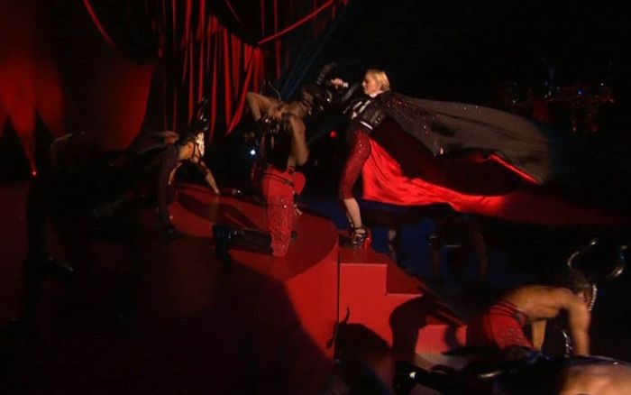 Падение Мадонны на церемонии вручения Brit Awards (7 фото и 1 видео)