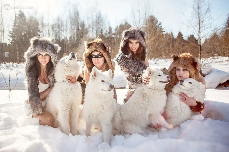 Девушки среди снегов (23 фото)
