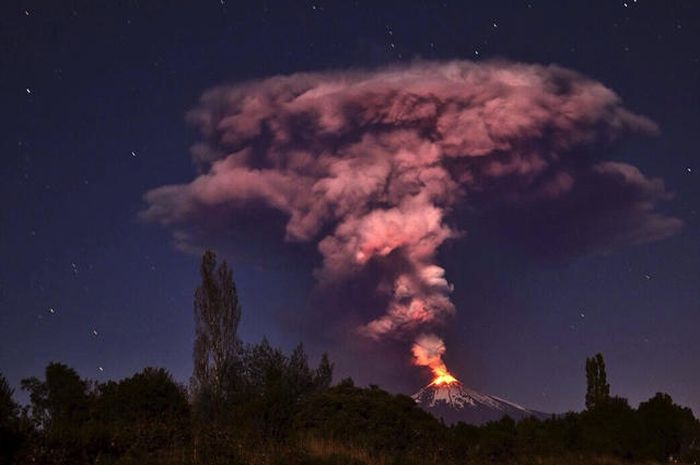 Извержение вулкана в Чили (15 фото)