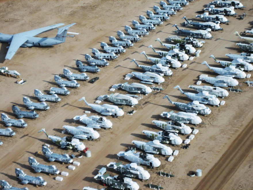 Огромная площадка хранения снятых с эксплуатации самолетов