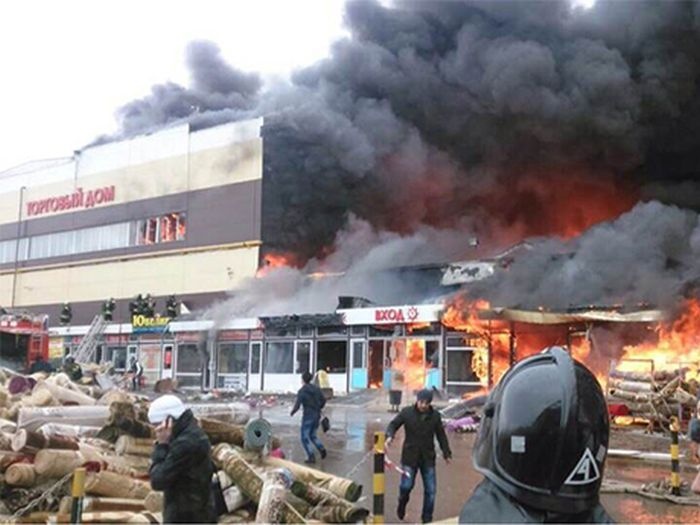 Серьезный пожар в казанском торговом центре (11 фото и 2 видео)