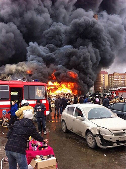 Серьезный пожар в казанском торговом центре (11 фото и 2 видео)