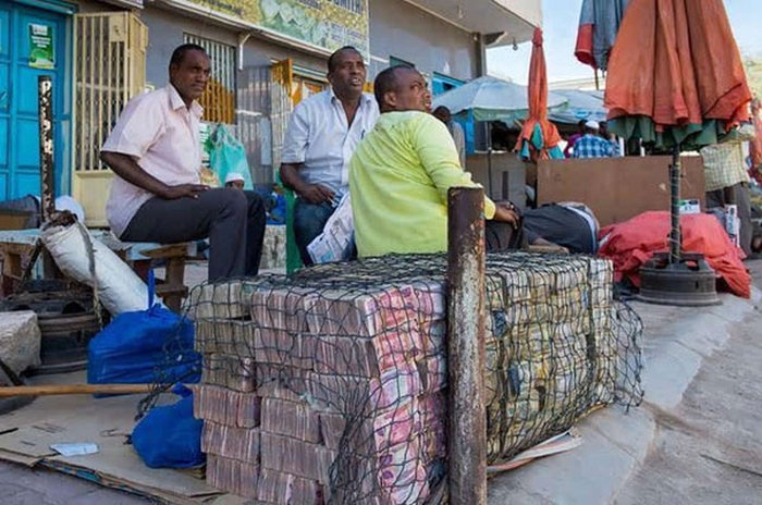 Тяжелая жизнь менял из Сомалиленда (8 фото)