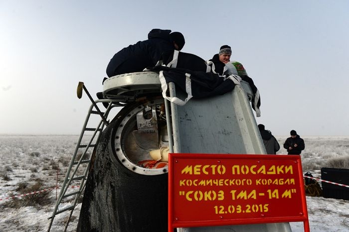 В Казахстане приземлилась капсула с космонавтами (5 фото)