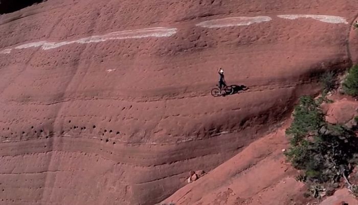 Опаснейшая поездка на велосипеде по выступу скалы (5 фото и видео)