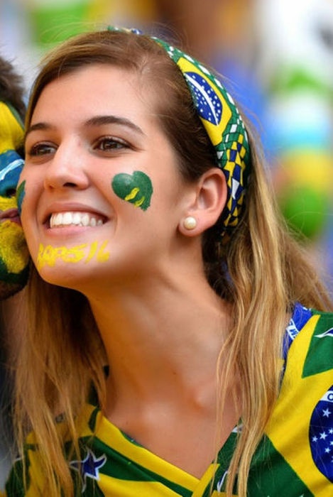 Фото бразильских футбольных болельщиц (55 фото)