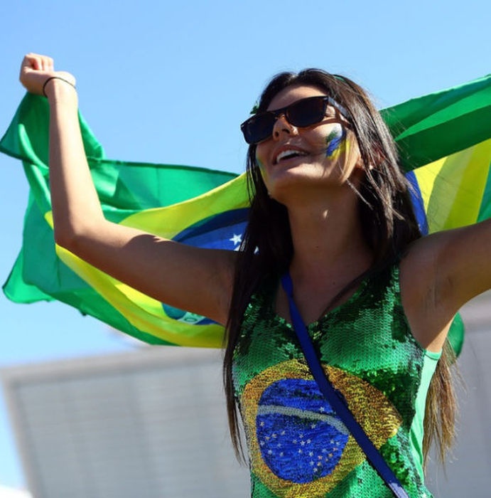 Фото бразильских футбольных болельщиц (55 фото)