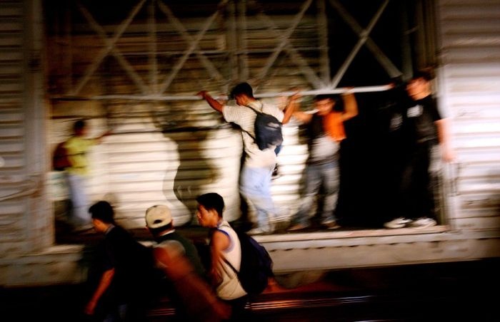 Опасная езда на поездах в Мексике (15 фото)