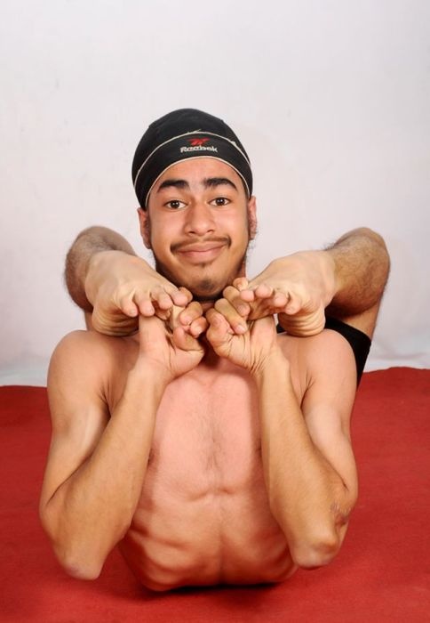 Необычная гибкость подростка из Индии (12 фото)