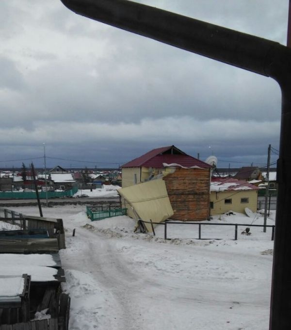 Полследствия сильного ветра в Якутске (18 фото)