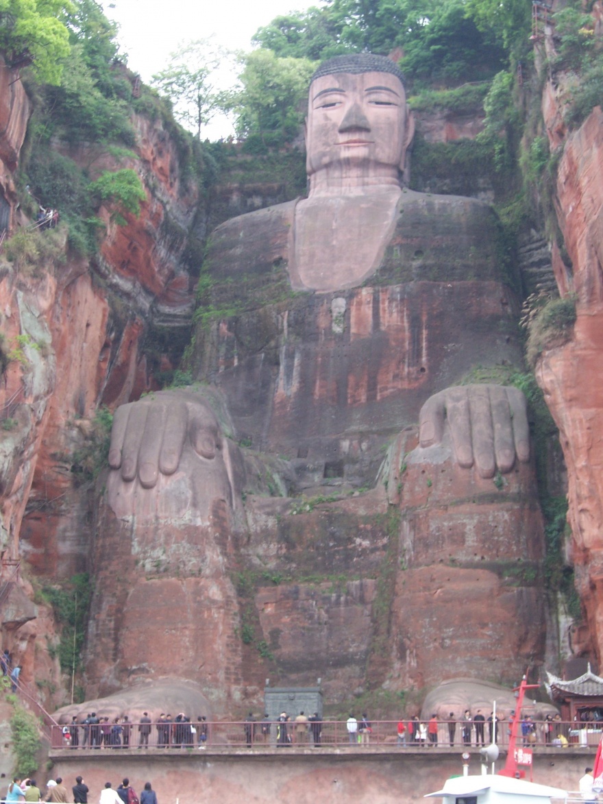 Огромные статуи, высеченные в горах (13 фото)