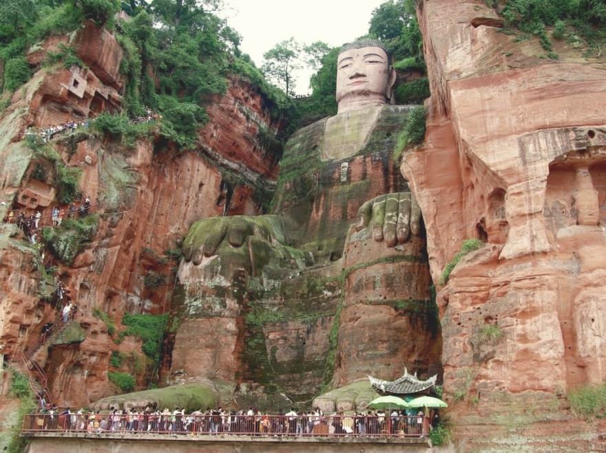 Огромные статуи, высеченные в горах (13 фото)