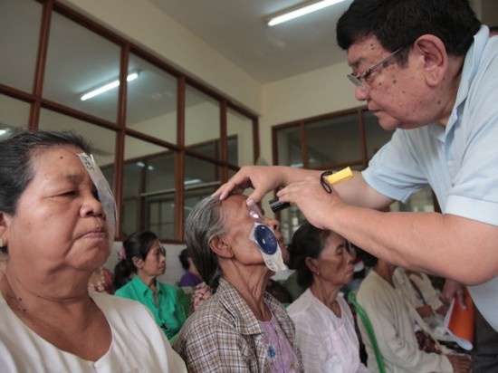 Глазной врач, излечивший 100 тысяч человек (3 фото)
