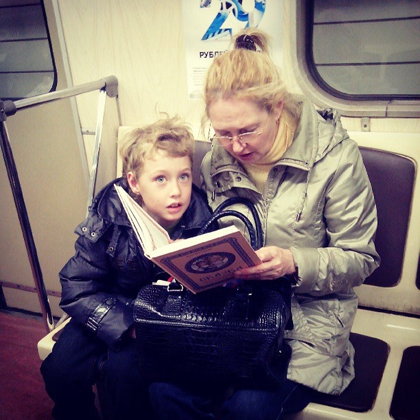 Люди, читающие книги в метро (44 фото)