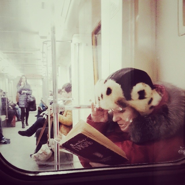 Люди, читающие книги в метро (44 фото)