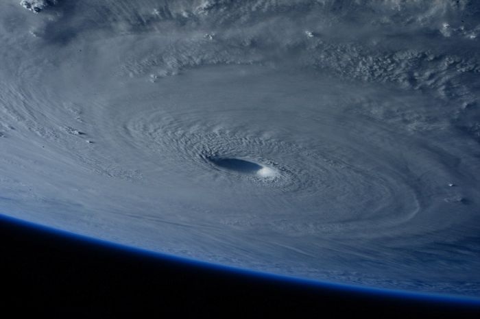 Фото тайфуна, сделанные на борту МКС (6 фото)