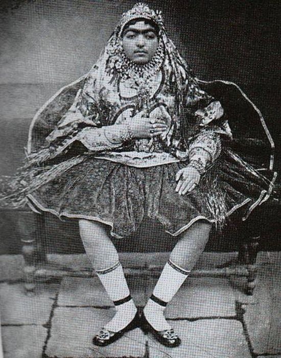 Наложницы и жены шаха Ирана в XIX веке (12 фото)