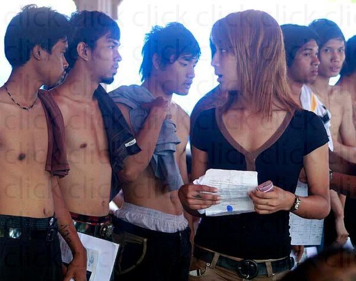 Транссексуалы на призывном пункте армии Таиланда(29 фото)