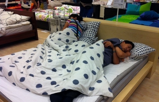 В Китае больше нельзя спать в магазинах IKEA (3 фото)