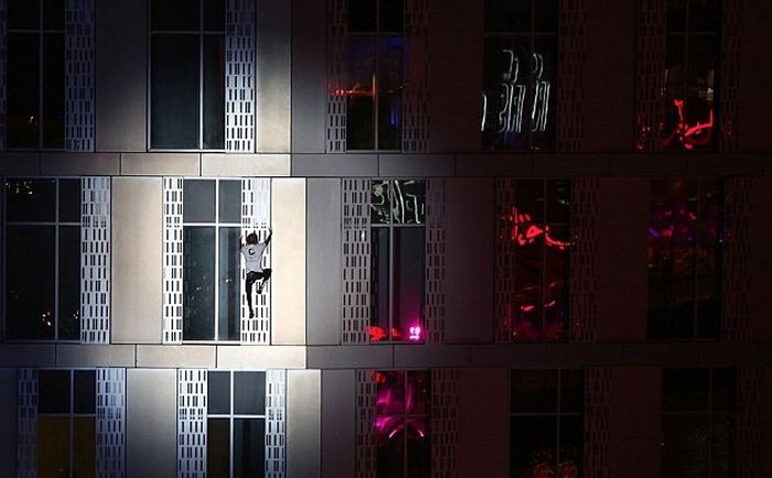 Человек-паук взбирается на 75-этажное здание без каких-либо специальных приспособлений (9 фото)