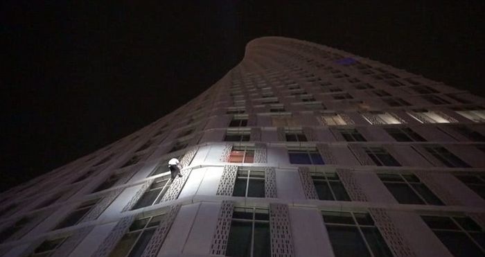 Человек-паук взбирается на 75-этажное здание без каких-либо специальных приспособлений (9 фото)