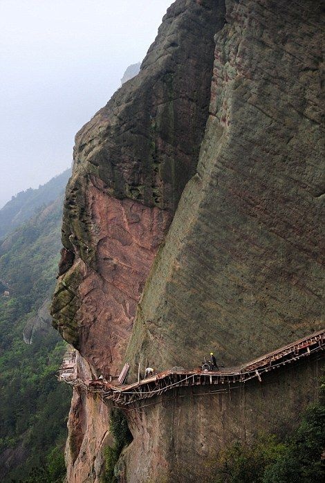 Реконструкция горной тропы на огромной высоте в Китае (17 фото)