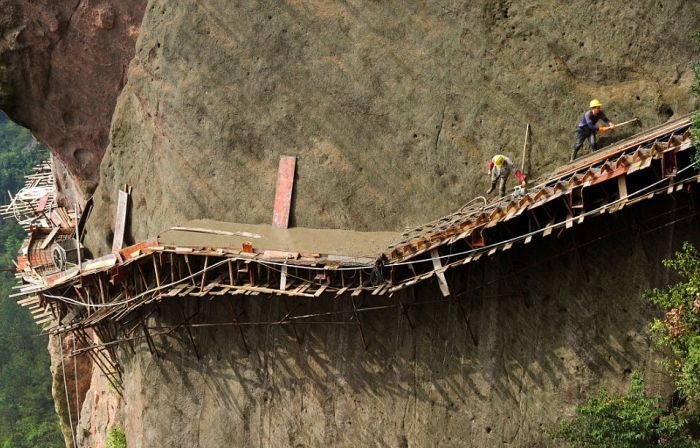 Реконструкция горной тропы на огромной высоте в Китае (17 фото)