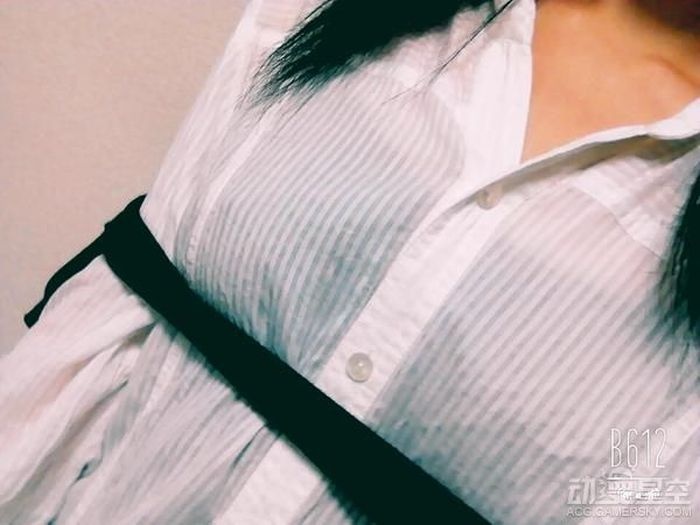 Ленточка под грудью - новый способ японских девушек привлечь к себе внимание (15 фото)