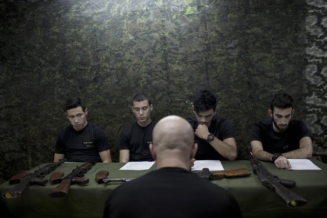 Подготовка израильских старшеклассников к службе в армии (18 фото)