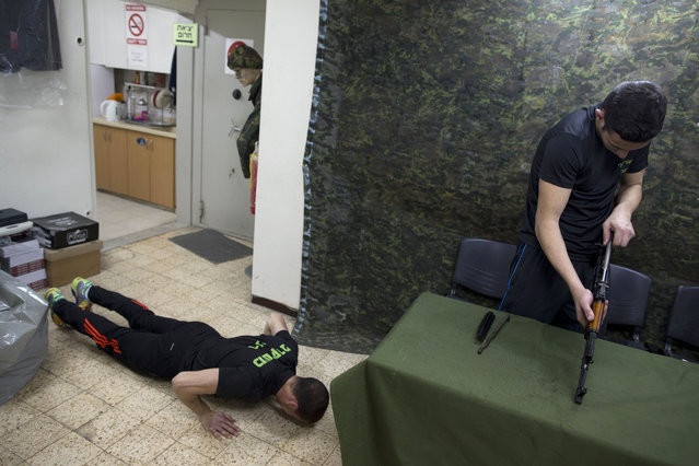 Подготовка израильских старшеклассников к службе в армии (18 фото)