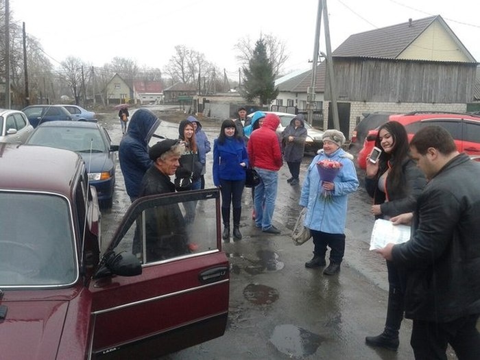 Автомобилисты из Барнаула купили пожилой паре новую машину взамен сгоревшей (6 фото)