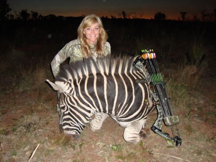 Защитники животных возмущены охотницей, убившей жирафа (14 фото)