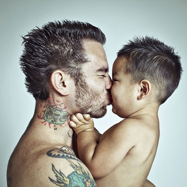 Маленькие дети и их татуированные родители (53 фото)