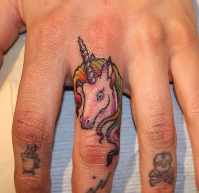 Необычные татуировки на пальцах (27 фото)