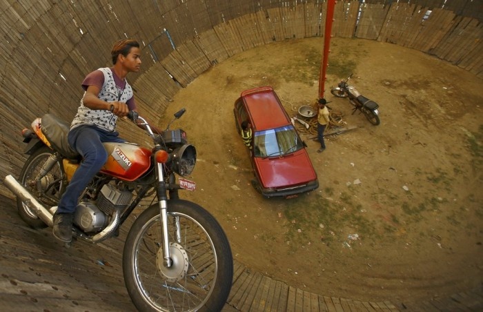 Экстремальный аттракцион в одном из непальских городов (9 фото)