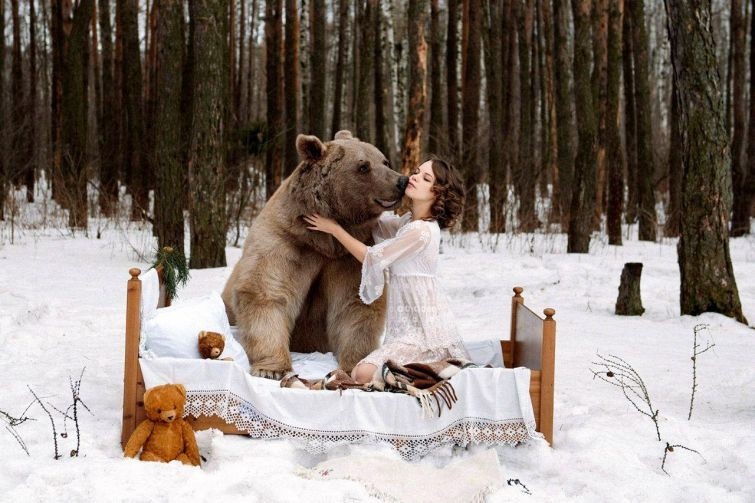 Фотосессия - две модели и огромный медведь (21 фото)