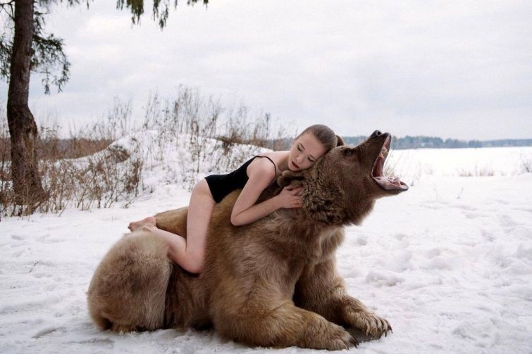 Фотосессия - две модели и огромный медведь (21 фото)