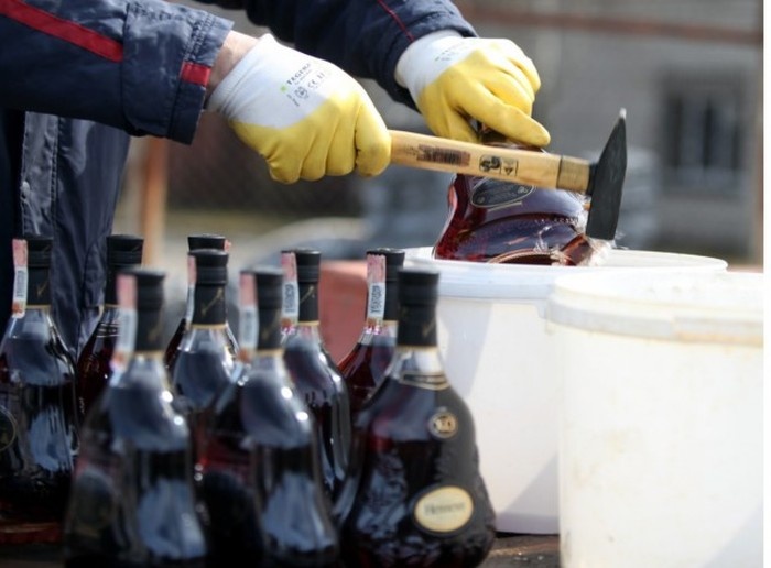 Как происходит уничтожение контрафактного алкоголя в Латвии (11 фото)