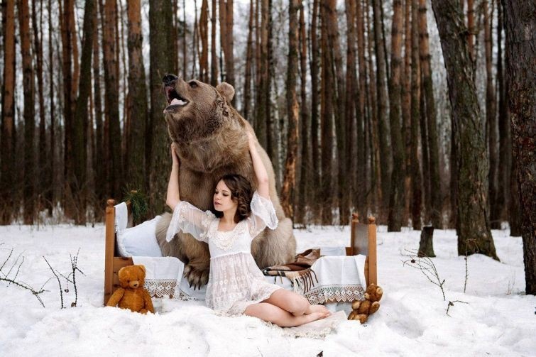 Фотосессия — две модели и огромный медведь (21 фото)
