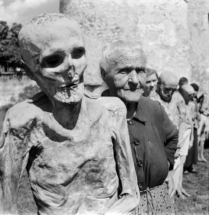 Итальянская традиция "прогулки" с мумиями (10 фото)