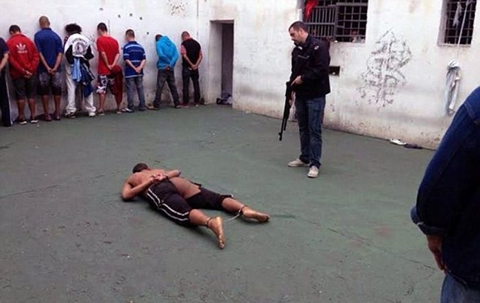В Бразилии разгорается скандал из-за жестокого обращения тюремных надзирателей с заключенным-транссексуалом (9 фото) (