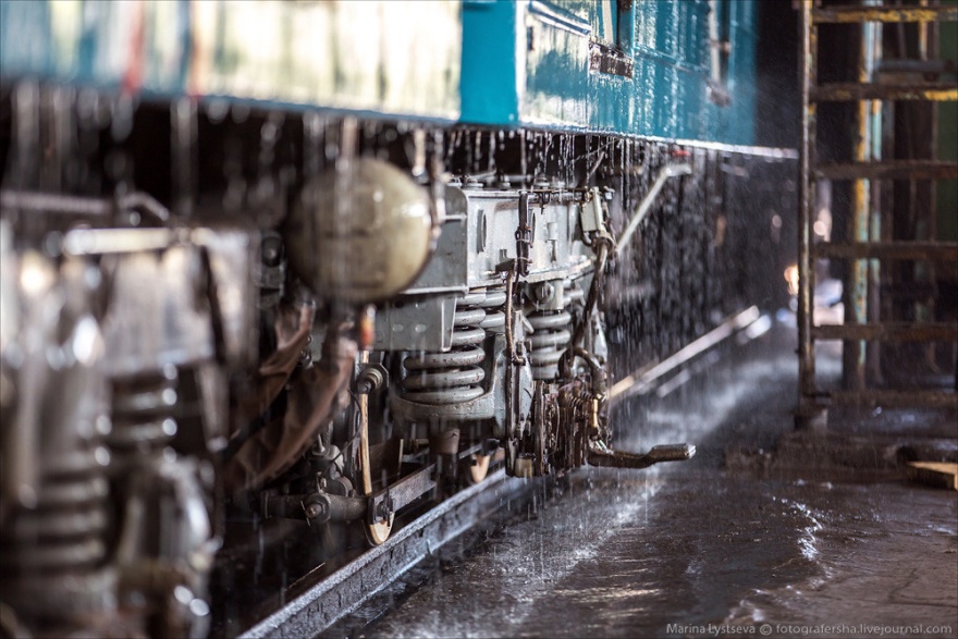 Как дезинфицируют и отмывают от грязи вагоны метро (26 фото)